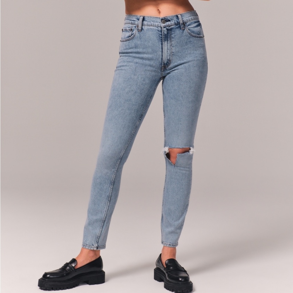 NEW Abercrombie High Rise Skinny Jeans Medium Destroyed - Size 23 Short
